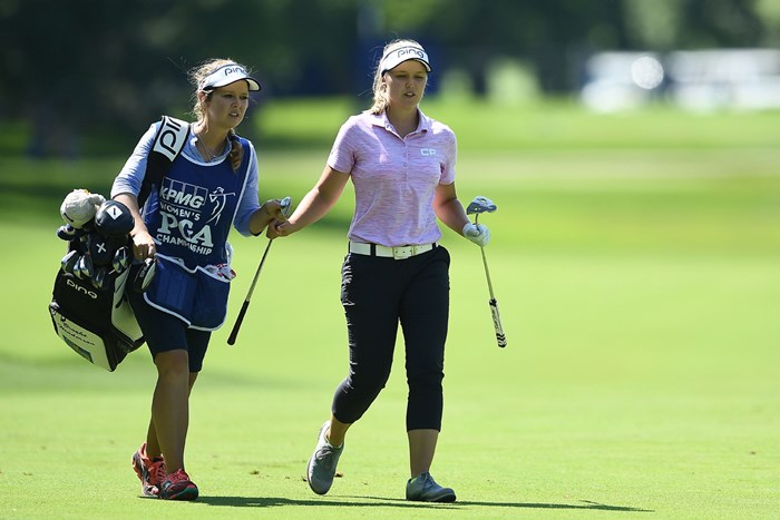 一昨年の覇者・B.ヘンダーソンが首位で決勝へ。キャディは姉のブリタニーが務める（Stacy Revere/Getty Images） 2018年 KPMG女子PGA選手権 2日目 ブルック・ヘンダーソン