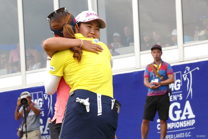 プレーオフを戦った2人は健闘をたたえあった 2018年 KPMG女子PGA選手権 最終日 畑岡奈紗 ユ・ソヨン