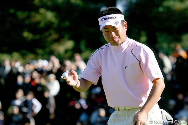 2009年 ゴルフ日本シリーズJTカップ 2日目 池田勇太 終盤にようやく流れを掴み、笑顔で最終ホールを終えた池田勇太
