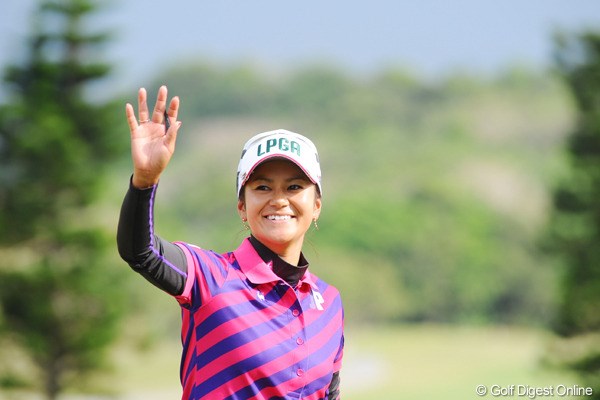 2009年 京楽日韓女子ゴルフ 初日 宮里藍 多くの地元ギャラリーを引き連れたこの日の宮里。明日は是非勝利を届けたい！