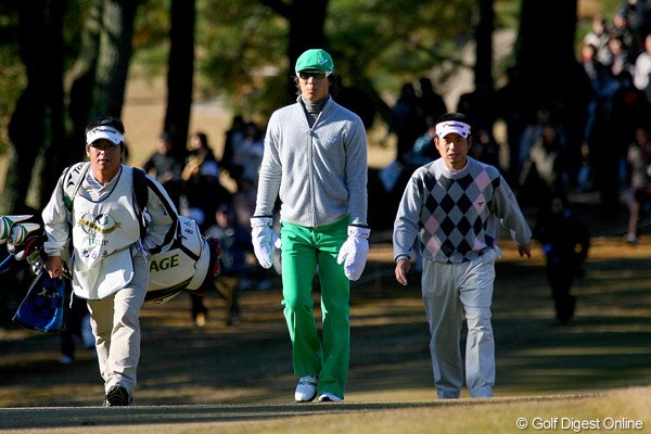 2009年 ゴルフ日本シリーズJTカップ 2日目 石川遼＆池田勇太 最下位で並ぶ石川遼と池田勇太はトップスタート。朝早くから多くのギャラリーが後に続いた