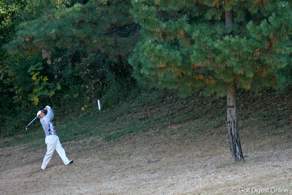 2009年 ゴルフ日本シリーズJTカップ 2日目 池田勇太 ただでさえ腰痛に苦しむ池田勇太。傾斜からのショットも一苦労
