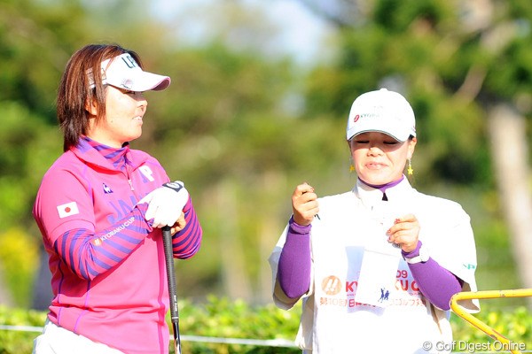 2009年 京楽日韓女子ゴルフ 最終日 不動裕理 不動さんはユイちゃんを帯同。そ、それにしてもユイちゃん、似合いすぎる・・・。