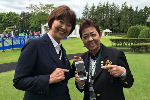 77位と出遅れた小林浩美・日本女子プロゴルフ協会会長（左）