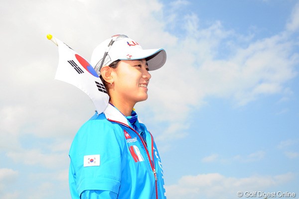 2009年 京楽日韓女子ゴルフ 最終日 チェ・ナヨン 韓国国旗をキャップに刺しておどけるナヨンちゃん。こ、これもカワユ過ぎる・・・