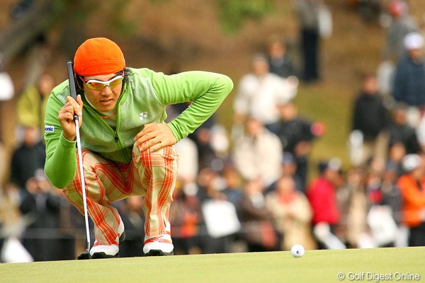 2009年 ゴルフ日本シリーズJTカップ3日目 石川遼 この日はなぜかハンチングを逆に被ってプレーを続けた石川遼