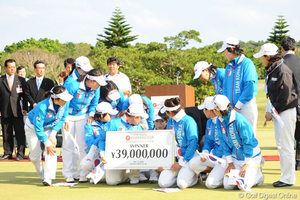 2009年 京楽日韓女子ゴルフ 最終日 李知姫 チヒ③表彰で倒れこむ