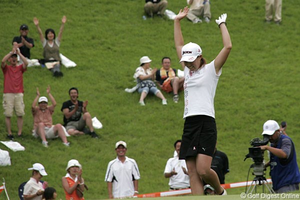 2006年 スタンレーレディスゴルフトーナメント 最終日 古閑美保 プレーオフ7ホール目、チップインバーディを決め、思わず両腕を挙げた古閑美保
