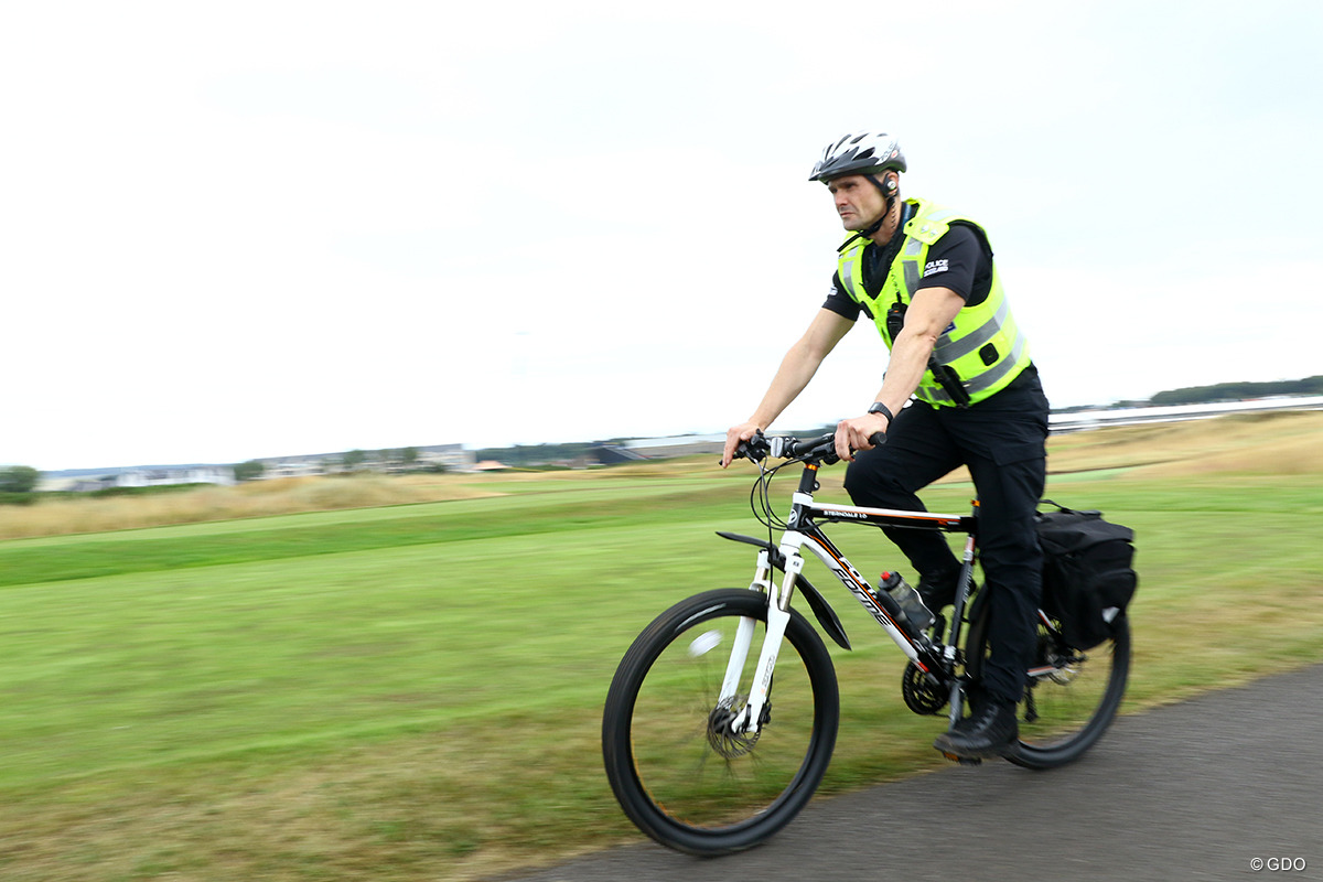 ゴルフ場では警察官の移動手段に自転車が重宝される なんせ広いんで 2018年 全英オープン 事前 チャリンコ警察官 フォトギャラリー Gdo