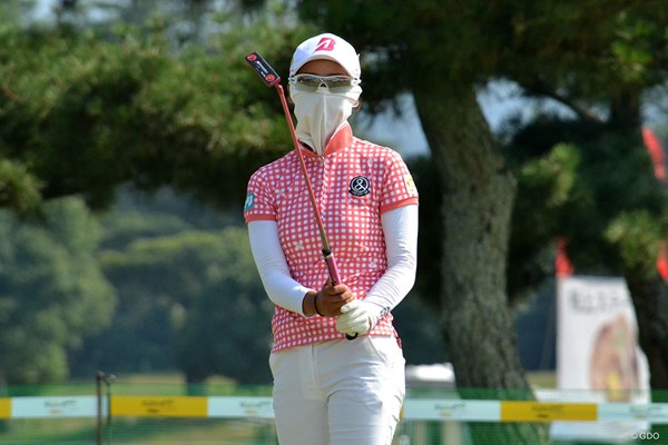 2018年 センチュリー21レディスゴルフトーナメント 初日 松田鈴英 松田鈴英は紫外線を避けるため、マスクを着用しながら最終調整