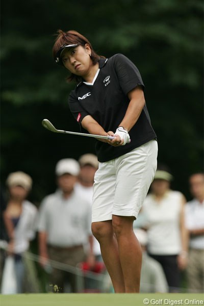 2006年 NEC軽井沢72ゴルフトーナメント 2日目 福嶋晃子 今大会、過去3度の優勝を誇る福嶋晃子。首位と1打差の絶好の位置につけた