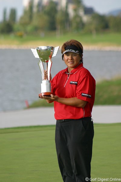 2006年 ゴルフ5レディスプロゴルフトーナメント 最終日 魏ユンジェ 2003年以来のツアー2勝目を達成した魏ユンジェ