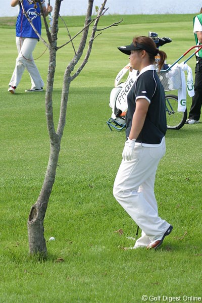 2006年 ゴルフ5レディスプロゴルフトーナメント 最終日 不動裕理 不動の18番ティショットは、フェアウェイの小さな木の後ろ、ここから30ヤード前進し3打目でピン手前2メートルにつけたが・・・