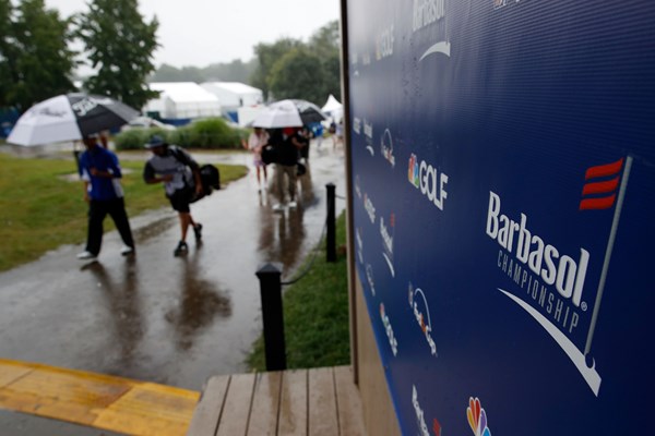 悪天候により順延へ。大会はマンデーフィニッシュが決まった (Andy Lyons/Getty Images)