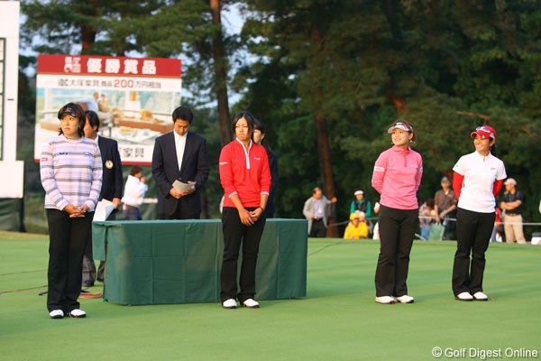 優勝した福嶋晃子（左）の右側にはベストアマチュアを獲得した横山恭子。そして、横峯さくらと宮里藍が並んだ