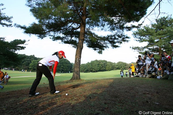 後半はショットが右に行くことが多く 再三トラブルショットが要求された宮里藍 06年 樋口久子idc大塚家具レディス 最終日 宮里藍 フォトギャラリー Gdo