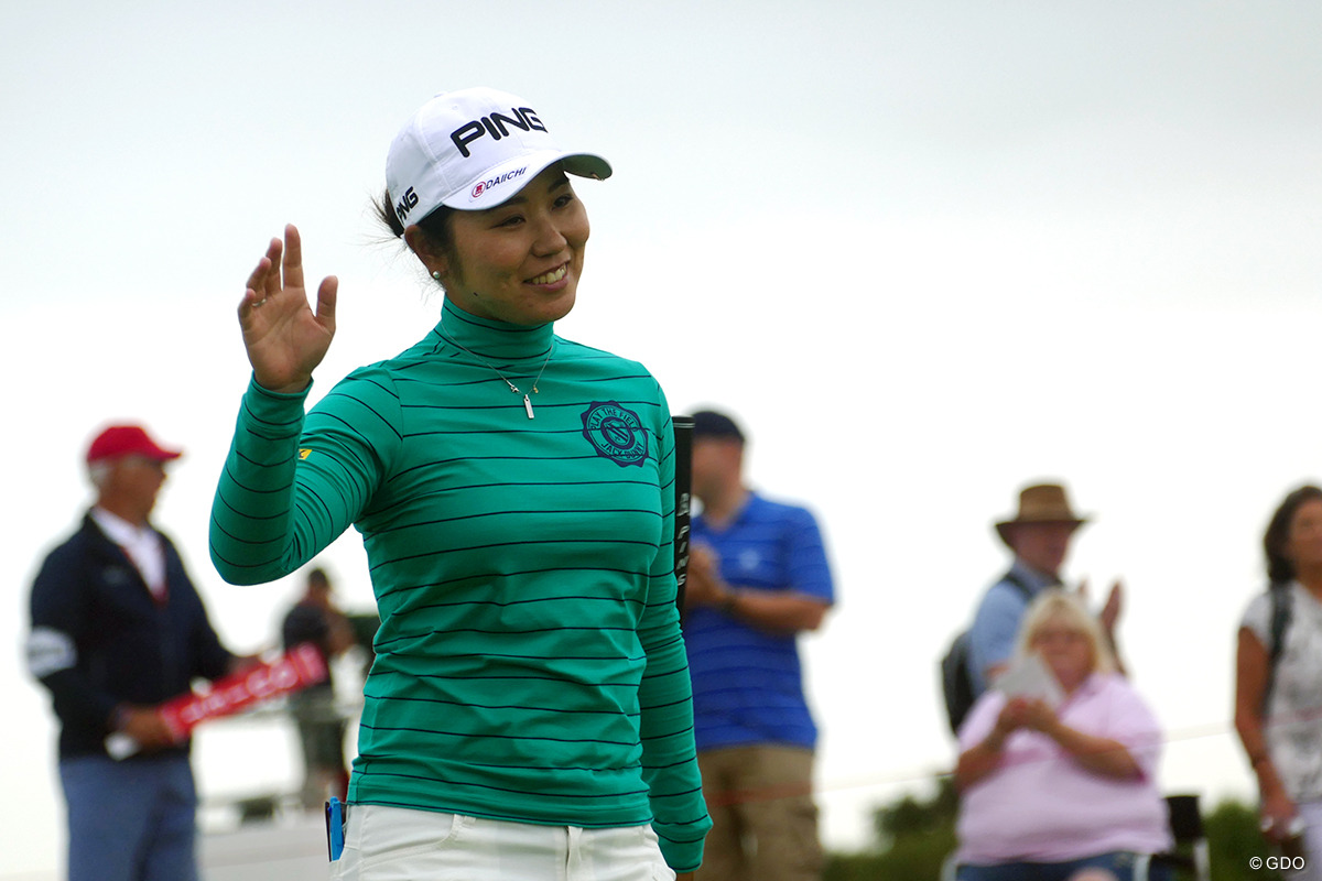 終盤ロストボールで首位陥落も 比嘉真美子は1打差で週末へ