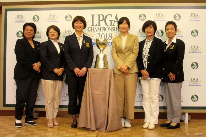 「日本女子プロ選手権」の会見に臨んだ李知姫（右から3番目）と、LPGA小林浩美会長（写真左から3番目） 2018年 日本女子プロ選手権大会コニカミノルタ杯 事前 記者発表