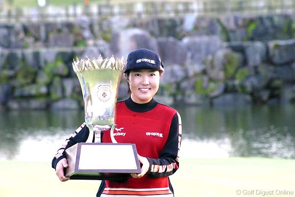 2006年 伊藤園レディスゴルフトーナメント 最終日 辛ヒョンジュ 逆転でツアー2勝目を果たした辛ヒョンジュ