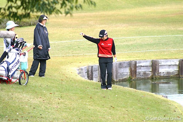 2006年 伊藤園レディスゴルフトーナメント 最終日 辛ヒョンジュ 7番パー3で池に入れドロップする辛ヒョンジュ。このホールダボとするが最後まで諦めなかった