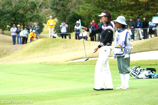 2006年 伊藤園レディスゴルフトーナメント 最終日 日下部智子 3番ホールでカラーから10メートルのバーディパットを決めた日下部智子。17番のトリプルボギーが悔やまれる