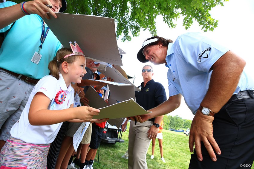 子供の目線に合わせるとても素敵な紳士 18年 全米プロゴルフ選手権 事前 フィル ミケルソン フォトギャラリー Gdo