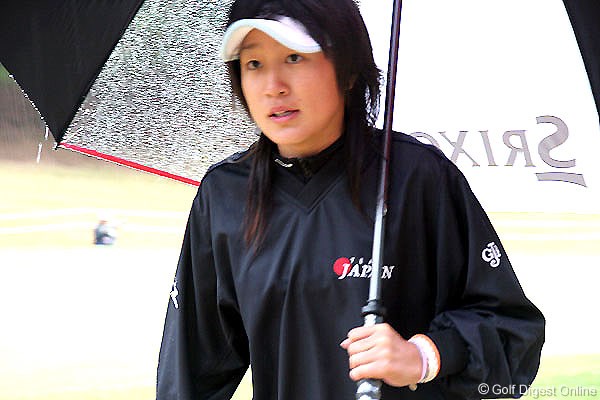 2006年 大王製紙エリエールレディスオープン 2日目 藤本麻子 将来の目標を聞かれると「プロになって、今まで自分にかけてくれたお金を返したい」という藤本。
