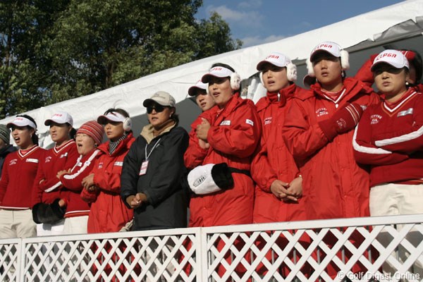 2006年 日韓女子プロゴルフ対抗戦 初日 韓国チーム 仲間のプレーを心配そうに見つめる韓国チーム