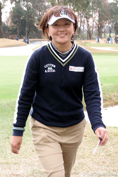2006年 日韓女子プロゴルフ対抗戦 初日 茂木宏美 朴セリに勝ち笑顔で引き上げてきた茂木宏美