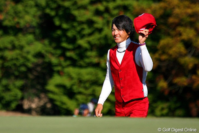 大歓声に応えつつ、18番グリーンに上がる若き賞金王の石川遼 2009年 ゴルフ日本シリーズJTカップ 最終日 石川遼