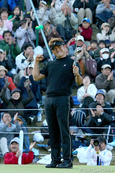 2009年 ゴルフ日本シリーズJTカップ最終日 丸山茂樹 プレーオフ4ホール目でウィニングパットを沈め、国内ツアー10年ぶりの勝利を噛み締めるようにガッツポーズ！