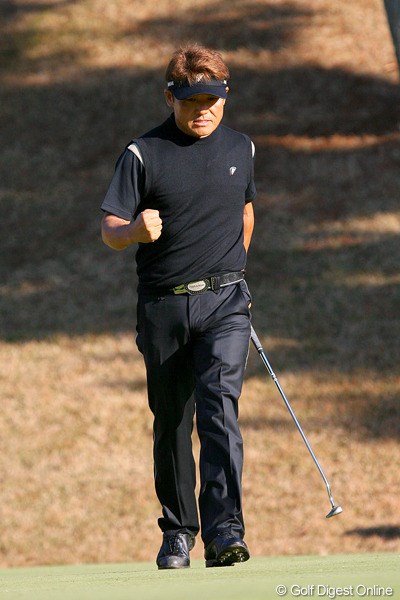 2009年 ゴルフ日本シリーズJTカップ最終日 丸山茂樹 17番で長いバーディパットを沈め、気迫の込もったガッツポーズを見せた丸山茂樹