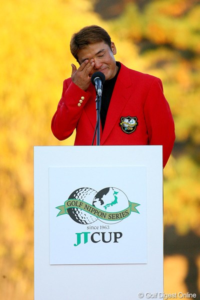 2009年 ゴルフ日本シリーズJTカップ 最終日 丸山茂樹 笑顔がトレードマークのマルちゃんだが、優勝インタビューでは涙が止まらなかった