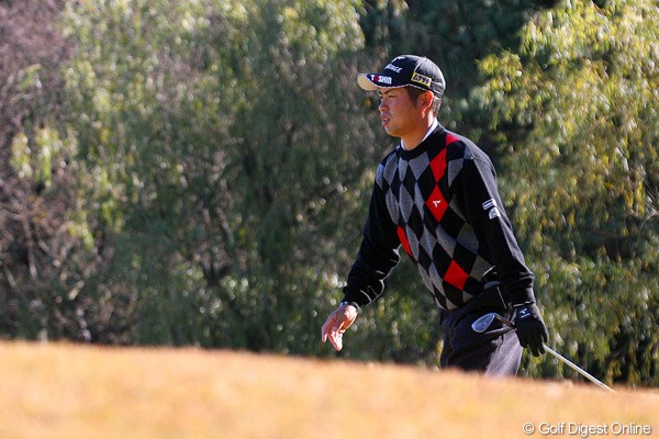 2009年 ゴルフ日本シリーズJTカップ最終日 池田勇太 坂を登るのも辛そうな池田勇太。腰痛に耐えながら最後まで戦い抜いた