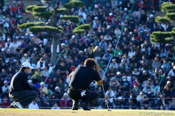 2009年 ゴルフ日本シリーズJTカップ最終日 丸山茂樹＆金庚泰 丸山茂樹と金庚泰の激闘を見守る大ギャラリー。最終戦に相応しい名勝負だった