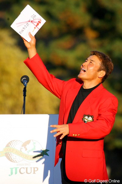 2009年 ゴルフ日本シリーズJTカップ最終日 丸山茂樹 賞金4,000万円を手にし、おどけたポーズを見せる丸山茂樹