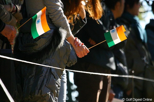 2009年 ゴルフ日本シリーズJTカップ最終日 インドの国旗 J.M.シンのいる最終組にはインドの国旗を持った応援団が