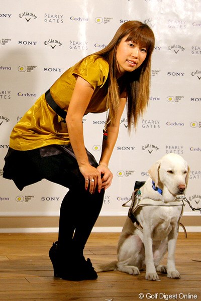 2009年 「桃犬プロジェクト」表彰式 上田桃子 盲導犬の普及活動「桃犬プロジェクト」に感謝状が贈られ、「今後も貢献していきたい」と話す上田桃子