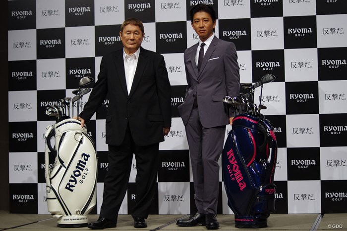 ブランドアンバサダーを務めるビートたけしさん（写真左）と木村拓哉さん（同右） 「絶対やらない」から300球練習へ 知られざるキムタクのゴルフ熱