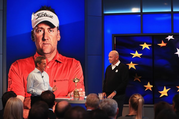 イアン・ポールターら4人のキャプテン推薦を発表した欧州選抜のトーマス・ビヨーン主将（右）(Andrew Redington/Getty Images)