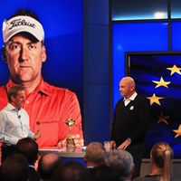 イアン・ポールターら4人のキャプテン推薦を発表した欧州選抜のトーマス・ビヨーン主将（右）(Andrew Redington/Getty Images) 欧州選抜のトーマス・ビヨーン主将