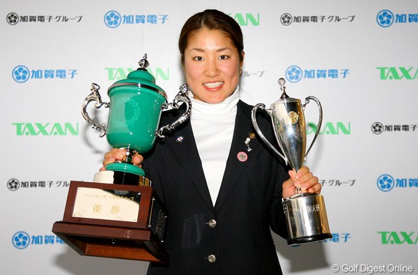 2009年 LPGA新人戦 最終日 藤本麻子 今年の新人戦を制したのは藤本麻子。さくら、桃子ら名だたる歴代優勝者に名を連ねた