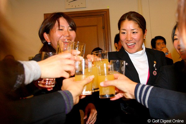 大会の成功と藤本麻子の勝利を祝し、ジュースで乾杯！
