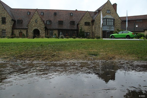 2018年 BMW選手権 4日目 クラブハウス クラブハウス前にも水たまり。雨が止むことはなかった