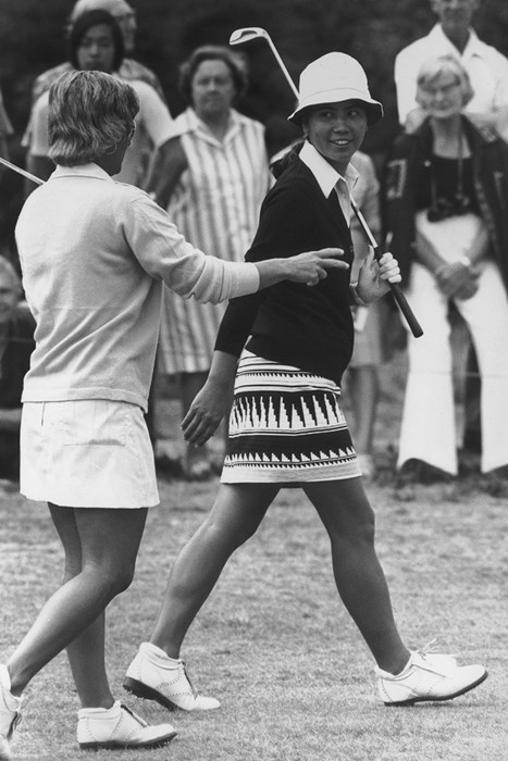 樋口久子は当時のゴルフ界のファッションリーダーでもあった(David Ashdown/Keystone/Hulton Archive/Getty Images) 1976年 欧州女子選手権 最終日 樋口久子