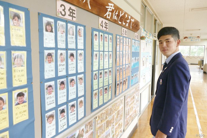 小学校の職員室前に張り出された将来の夢。中島は「プロゴルファーになる」と書き続けた 2018年 中島啓太