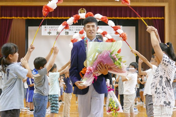 加須市立豊野小学校で後輩たちに祝福される中島啓太