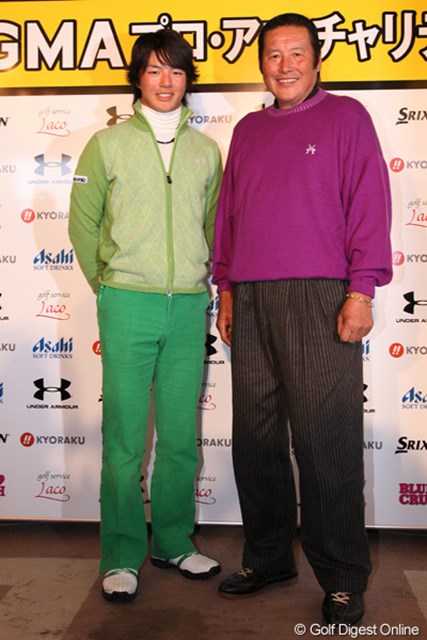 画像詳細 09年 第11回gmaプロ アマチャリティーゴルフ 武勇伝カップ 石川遼 尾崎将司 遼とジャンボが師弟対決 教えを請う遼に対して Gdo ゴルフダイジェスト オンライン