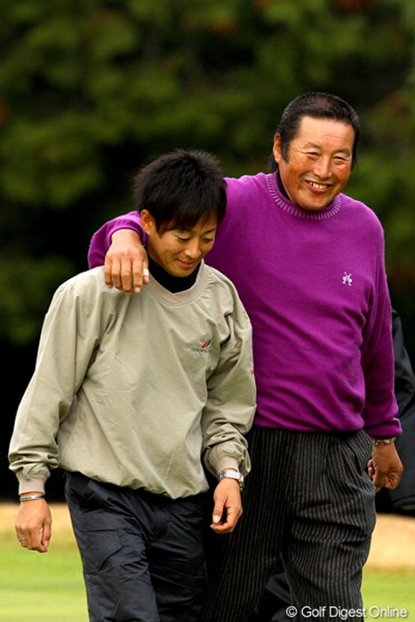 石川遼の専属キャディ加藤さんも、ジャンボに肩を抱かれて緊張の面持ち 2009年 第11回GMAプロ・アマチャリティーゴルフ～武勇伝カップ 尾崎将司
