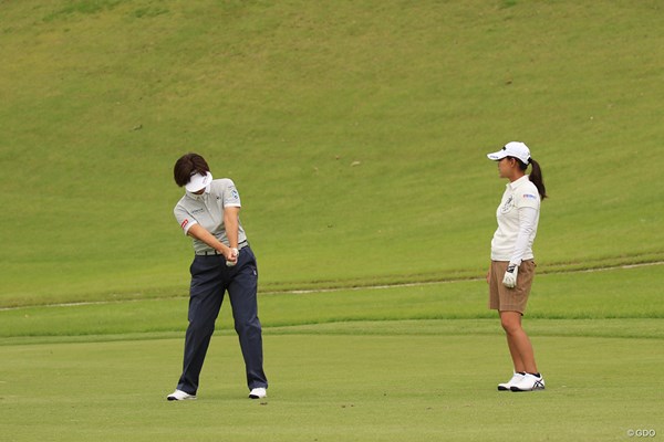 プロアマ中、LPGAの小林浩美会長から熱心に指導を受ける横峯さくら